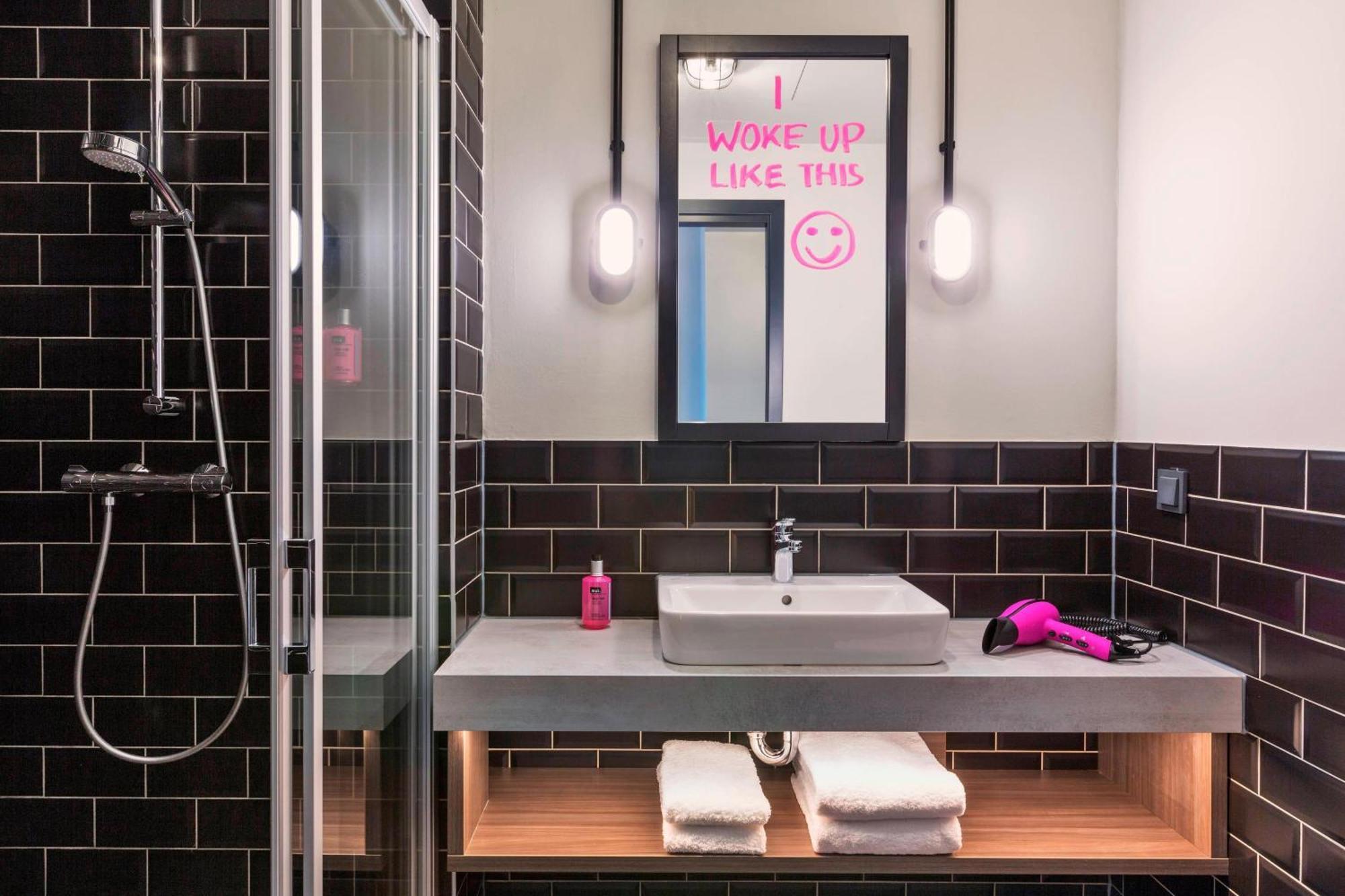 Moxy Duesseldorf South Hotel Eksteriør billede